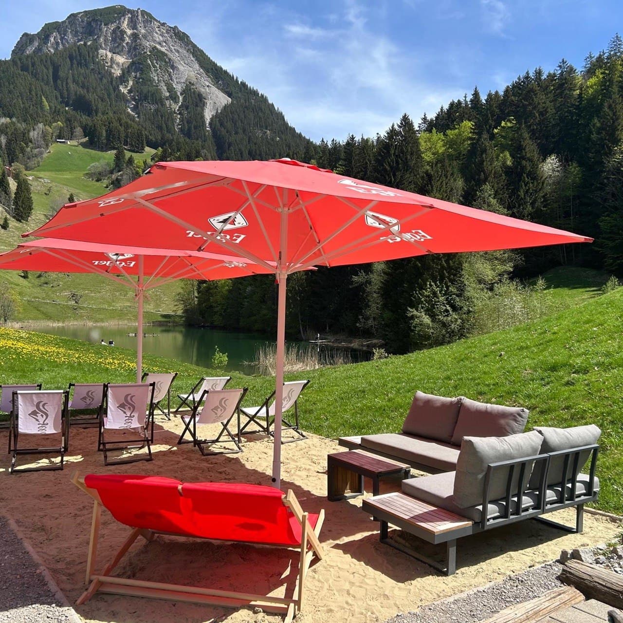 Der Gastgarten des Bistros mit Liegestühlen am See