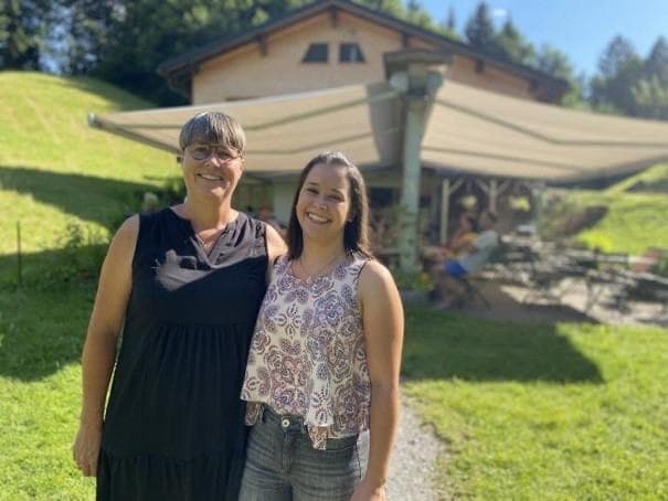 Veronika und Leonie vor dem see&me Haus am Seewaldsee