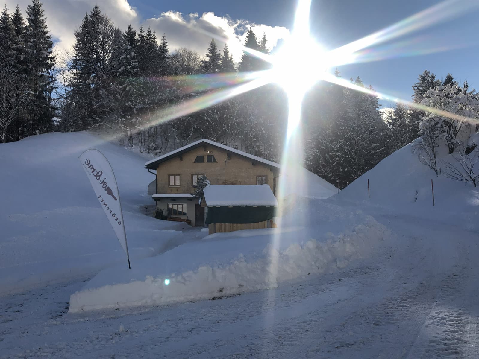 Das Seehaus im Winter mit verschneiter Bergkulisse