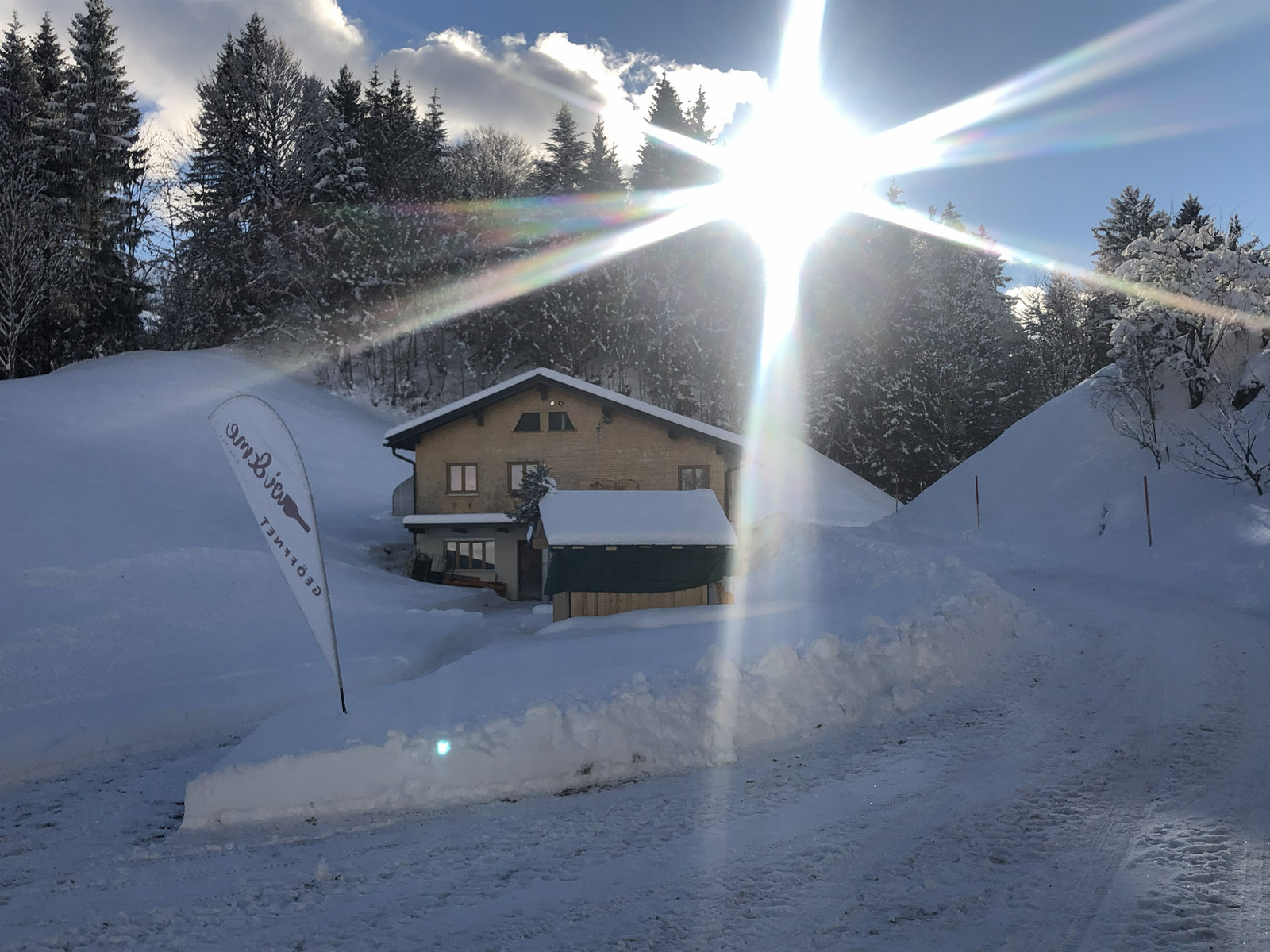 Das Seehaus im Winter mit verschneiter Bergkulisse