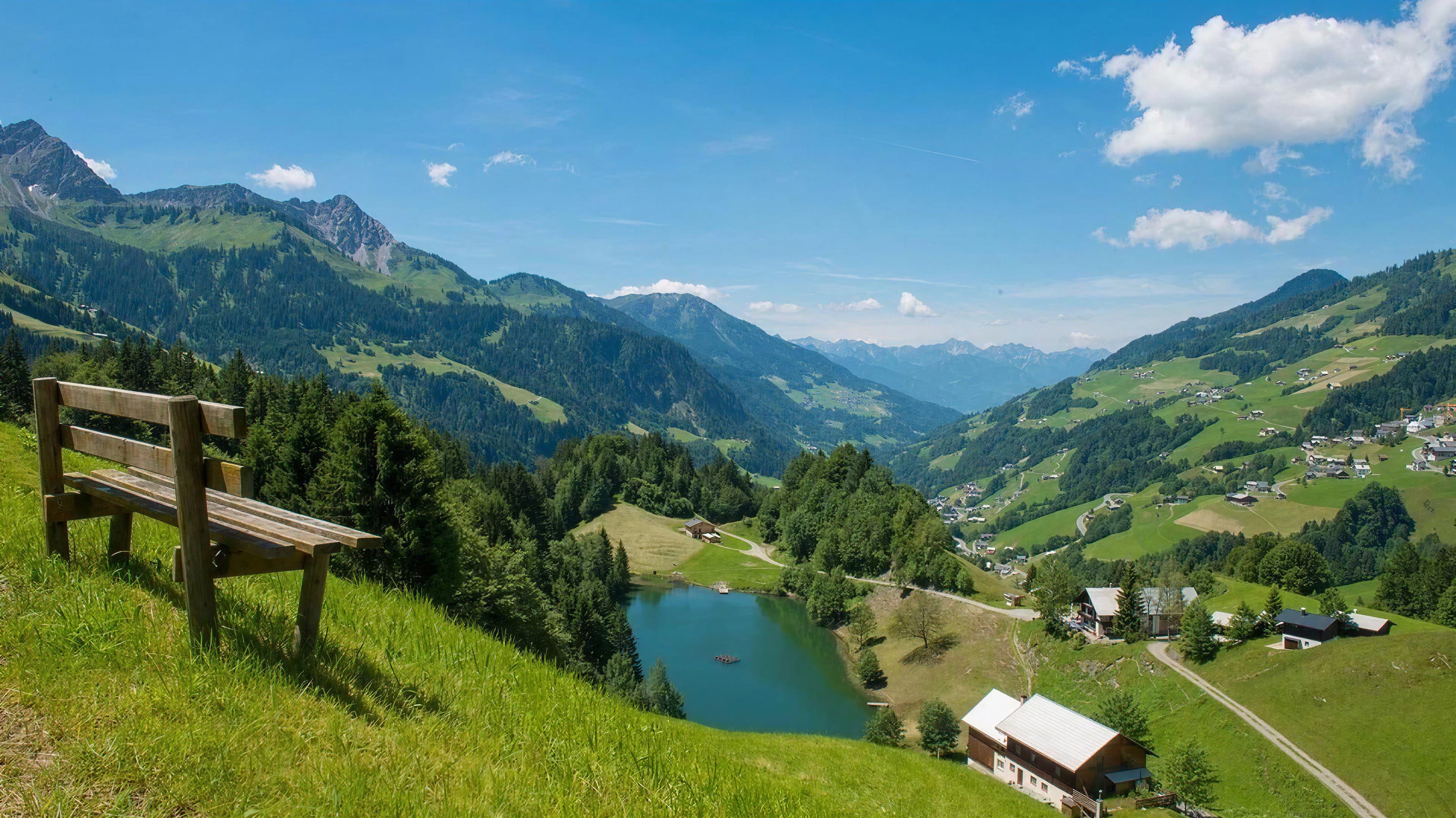 Blick über den Seewaldsee ins Große Walsertal